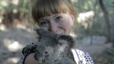 Komm' kuscheln Koala! | Paula mit einem Koala auf dem Arm | Bild: BR | Text und Bild Medienproduktion GmbH & Co. KG