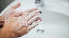Person wäscht Hände | Bild: Johanna Schlüter I br.de