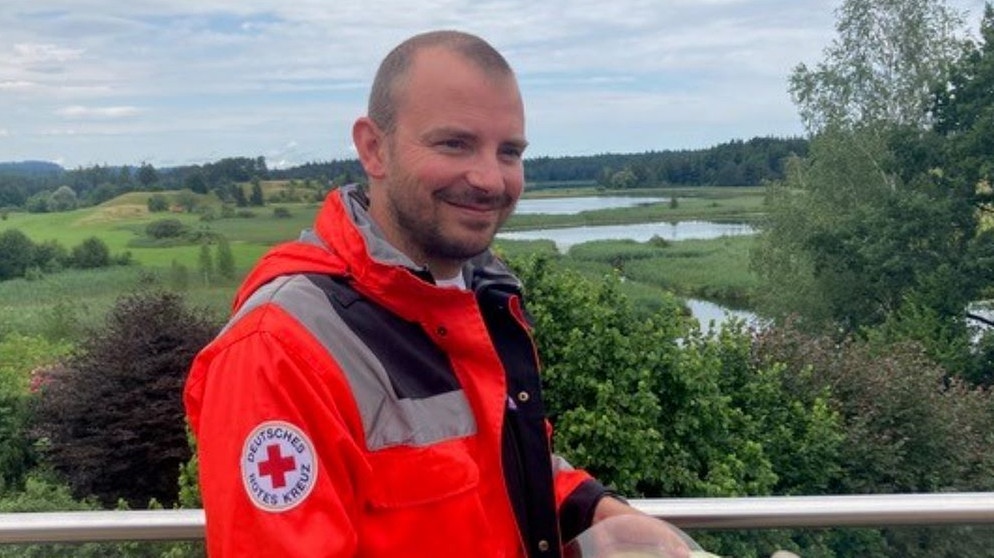 Philipp Dahlmann ist Rettungssanitäter beim Roten Kreuz. | Bild: BR | Geli Schmaus