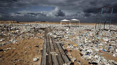 Plastikmüll liegt im Januar 2018 an einem Strand am Mittelmeer nördlich von Beirut (Libanon). Der Müll wurde durch stark windiges Wetter hier angeschwemmt. | Bild: dpa-Bildfunk/Marwan Naamani