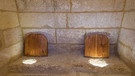 Einfache mittelalterliche Toilette mit Doppelsitz im Castillo de Belmonte, einer Burg aus dem 15. Jahrhundert im spanischen Kastilien-La Mancha. | Bild: picture alliance / imageBROKER | Christian Handl