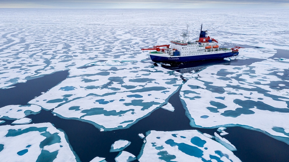 Das Foto des Alfred-Wegener-Instituts zeigt das deutsche Forschungsschiff "Polarstern", das sich in der Arktis dem Nordpol nähert. Die Aufname stammt vom 17.08.2020. | Bild: dpa-Bildfunk/Steffen Graupner