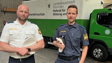 Die Polizisten Marko Schmidt (links) und Torsten Altevers (rechts) sind Polizisten bei der Verkehrsschule München. | Bild: Verkehrsschule München 