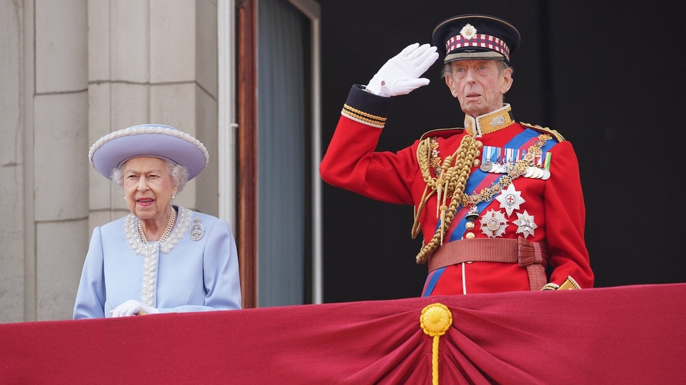Großbritannien, London: Königin Elizabeth II. und der Herzog von Kent beobachten vom Balkon des Buckingham Palast aus Geburtstags-Parade Trooping the Colour am ersten von vier Tagen der Feierlichkeiten zum Platinjubiläum der Queen.  | Bild: dpa-Bildfunk/Jonathan Brady