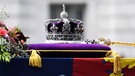 Die Krone von Königin Elizabeth liegt auf einem lila Samtikissen auf ihrem Sarg. | Bild: epa