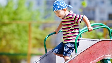 Kind auf Rutsche, Spielplatz | Bild: colourbox.com