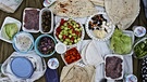 Ramadan - Muslimische Familie beim Fastenbrechen | Bild: picture-alliance/dpa