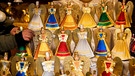Rauschgoldengel stehen an einem Stand auf dem Nürnberger Christkindlesmarkt zum Verkauf aus.  | Bild: picture-alliance/dpa | Daniel Karmann
