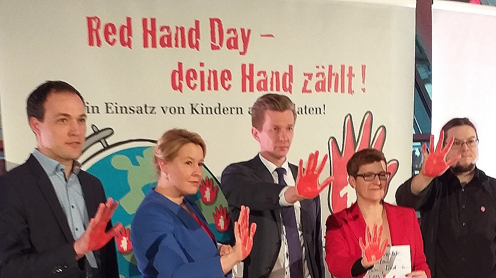 Die Kinderkommission in Berlin macht 2020 beim "Red Hand Day" mit: Unter anderen Bundesfamilienministerin Franziska Giffey (SPD) | Bild: Frank Mischo Kindernothilfe 