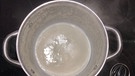 In einem Topf wird Milch heiss gemacht. | Bild: BR | Lilian Landesvatter