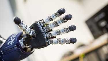 Roboter helfen Menschen | Bild: picture-alliance/dpa