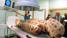 Eine 3000 Jahre alte ägyptische weibliche Mumie in der Medizinischen Akademie im polnischen Poznan von Wissenschaftlern für eine Untersuchung mit Röntgenstrahlen vorbereitet. Die Mumie mit dem Namen Haat ist eine Leihgabe des Ägyptischen Museums in Berlin an das Archäologische Museum in Poznan. | Bild: picture-alliance/dpa