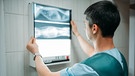 Ein Arzt betrachtet ein Röntgenbild. | Bild: colourbox.com
