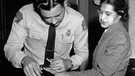 Ein US-amerikanishcer Polizist nimmt Rosa Parks' Fingerabdrücke, nachdem sie sich im Jahr 1955 geweigert hatte, ihren Sitzplatz im Bus für einen hellhäutigen Menschen freizumachen. | Bild: picture-alliance/dpa