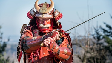 Der Pole Czeslaw Zabieglo hat sich selbst eine Samurai-Rüstung gemacht. | Bild: picture-alliance/dpa
