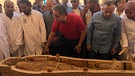 Ein ägyptischer Minister stelle die Mumien der Öffentlichkeit vor. | Bild: picture-alliance/dpa