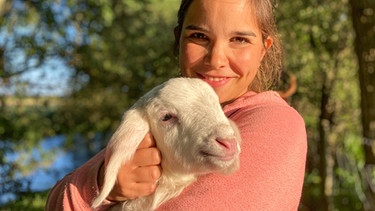 Die Schafe im Zwergenwald (04) / Ein Lamm hat Anschluss an die Herde verloren. Anna macht sich auf die Suche nach der Mutter. | Bild: BR/Text und Bild Medienproduktion GmbH & Co. KG