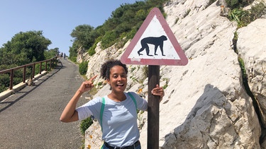 Die Affenbande von Gibraltar | „Achtung Affe!“ In Gibraltar leben mehr als 200 Makaken in freier Wildbahn. | Bild: BR | Text und Bild Medienproduktion GmbH & Co. KG | Marcella Müller