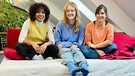 Verstärkung für Anna und Pia | Pia Amofa-Antwi, Nina Ploghas und Annika Preil sitzen auf der Couch | Bild: BR | megaherz gmbh