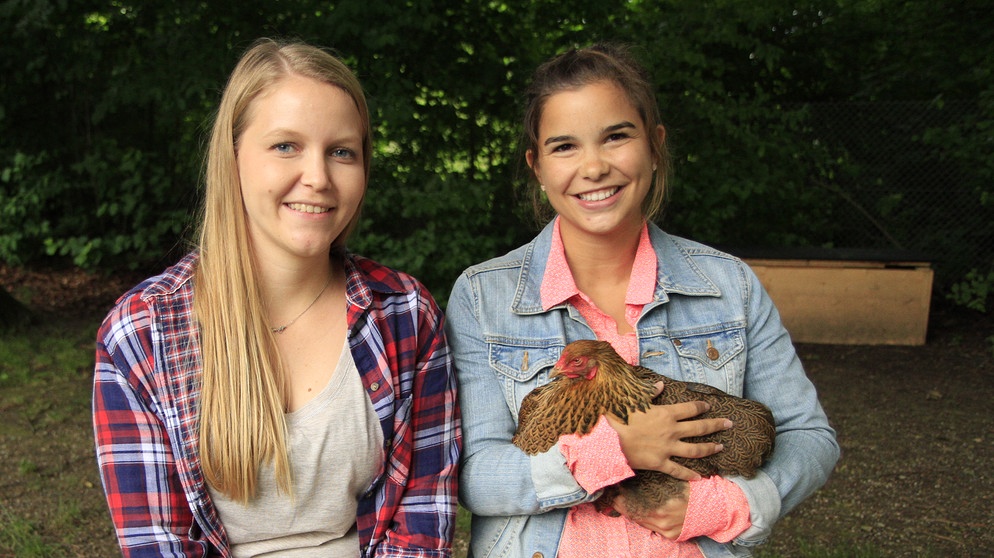 Huhn | Anna mit Lisa Thalhammer, der Hühnerexpertin im Kindergarten.
| Bild: BR | Text und Bild Medienproduktion GmbH & Co.KG
