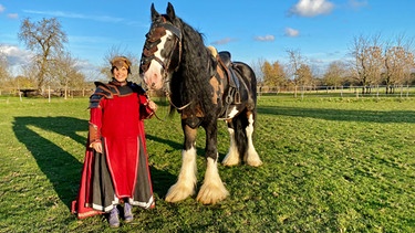 Shire Horse | Shire Horses wurden vor mehreren hundert Jahren gezüchtet, um Ritter und ihre schweren Rüstungen zu tragen.  | Bild: BR | Text und Bild Medienproduktion GmbH & Co. KG | Katharina Brackmann