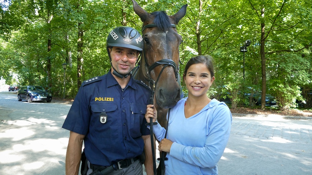 Ein Tag mit Polizeipferden | Anna darf Einsatzleiter Markus helfen, sein Pferd „Dior“ für die Patrouille im Englischen Garten fertigzumachen. | Bild: BR | Text und Bild Medienproduktion GmbH & Co.KG
