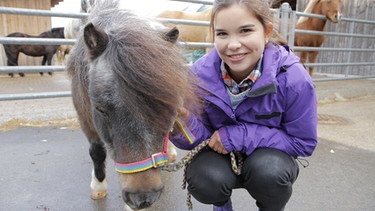 Pony / Anna und Mini-Shetlandpony „Lillemor“, die Mini-Shetties sind die kleinsten Ponys der Welt. | Bild: BR / Text und Bild