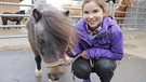 Pony | Anna und Mini-Shetlandpony „Lillemor“, die Mini-Shetties sind die kleinsten Ponys der Welt. | Bild: BR | Text und Bild Medienproduktion GmbH & Co. KG