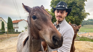 Quarter Horse | Jason mit der einjährigen „Pearl“ – einem jungen Quarter Horse. | Bild: BR | Text und Bild Medienproduktion GmbH & Co. KG