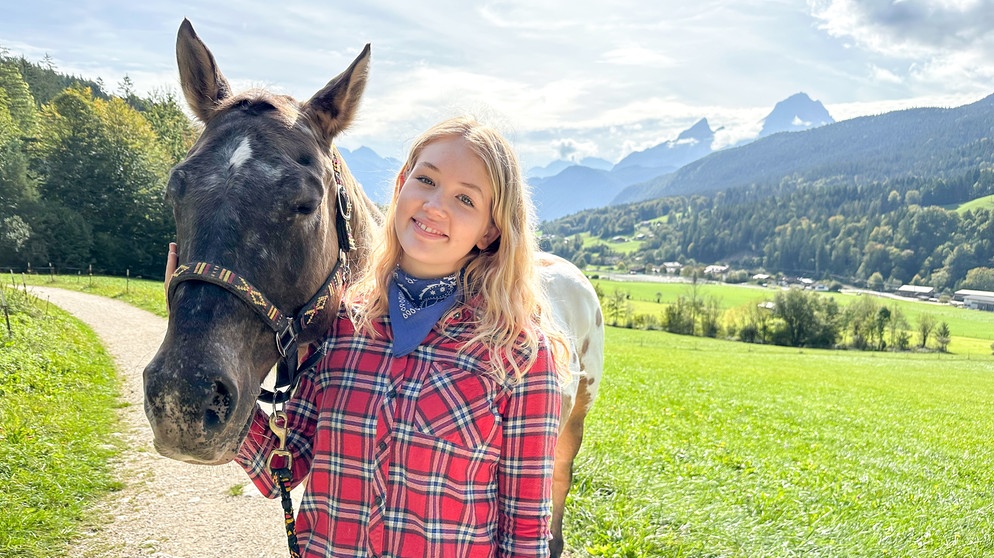 Appaloosa | Nina und Appaloosa "Feivel" beim Spaziergang im Berchtesgadener Land. | Bild: BR | Text und Bild Medienproduktion GmbH & Co. KG | Katja Schübl