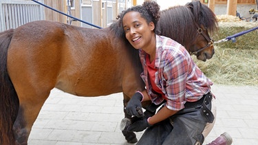 Ein Tag beim Hufschmied | Beim Hufschmied wird Pferden die Hufe ausgeschnitten. | Bild: BR | Text und Bild Medienproduktion GmbH & Co. KG | Karen Markwardt