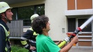 Der Feuerwehr-Check / Checker Can auf einer Großübung der Berufsfeuerwehr München in Wildflecken. | Bild: BR/megaherz gmbh/Hans-Florian Hopfner