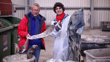 Der Recycling-Check / Can (rechts) mit Professor Doktor Stefan Gaeth. | Bild: BR/megaherz gmbh/Hans-Florian Hopfner