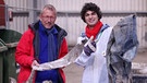 Der Recycling-Check / Can (rechts) mit Professor Doktor Stefan Gaeth. | Bild: BR/megaherz gmbh/Hans-Florian Hopfner