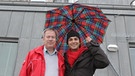 Der Wetter-Check / Can (rechts) mit Prof. Stefan Emeis vor der Wetterstation auf der Zugspitze | Bild: BR/megaherz gmbh/Hans-Florian Hopfner