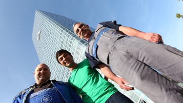 Der Wolkenkratzer-Check / Von links: Walter Christi, Checker Can und Manfred Stürzer | Bild: megaherz gmbh/Hans-Florian Hopfner