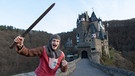 Der Burgen-Check | Checker Julian als Ritter vor der Burg Eltz. | Bild: BR