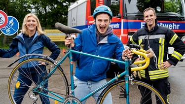 Der Fahrrad-Check / Checker Julian (Mitte) mit ADAC-Verkehrsexpertin Melanie und Feuerwehrmann Anselm. | Bild: BR/megaherz gmbh/Stefan Schindler