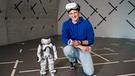 Der Fortbewegung-der-Zukunft-Check | Checker Julian mit Roboter NAO im Zukunftsmuseum Nürnberg. | Bild: BR | megaherz gmbh | Hans-Florian Hopfner