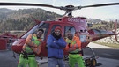In den Bergen transportiert Julian (Mitte), Tom und Michi Schneekanonen auf eine Skipiste. | Bild: BR/megaherz gmbh/Antonia Simm
