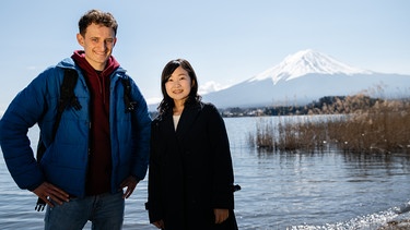 Der Japan-Check / Der Fuji ist der höchste Berg Japans und Julians erste Station. Hier trifft er Haruka, die sich hervorragend in Japan auskennt und zum Glück auch deutsch spricht. | Bild: BR/megaherz gmbh/Hans-Florian Hopfner