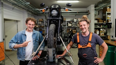 Der Motorrad-Check | Gemeinsam mit Mechaniker Basti checkt Julian wie ein Motorradmotor funktionert. | Bild: BR | megaherz GmbH