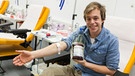 Der Blut-Check / Tobi beim Blutspenden | Bild: BR/megaherz gmbh/Florian Hopfner