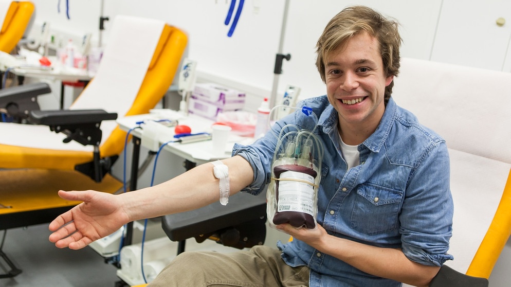 Der Blut-Check / Tobi beim Blutspenden | Bild: BR/megaherz gmbh/Florian Hopfner