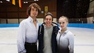 Der Eissport-Check | Checker Tobi (Mitte) mit dem Eiskunstlaufpaar Annabelle Prölß und Ruben Blommaert. | Bild: BR | megaherz gmbh | Hans-Florian Hopfner