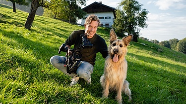 Checker Tobi mit Filmhund Chewakka. Er spielt in der Serie "Racko - Ein Hund für alle Fälle" die Hauptrolle: Racko! | Bild: BR | megaherz gmbh | Hans-Florian Hopfner