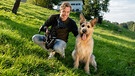 Checker Tobi mit Filmhund Chewakka. Er spielt in der Serie "Racko - Ein Hund für alle Fälle" die Hauptrolle: Racko! | Bild: BR | megaherz gmbh | Hans-Florian Hopfner