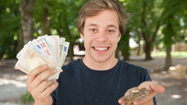 Der Geld-Check | Checker Tobi mit Geldscheinen und Münzen. | Bild: megaherz GmbH | Florian Hopfner