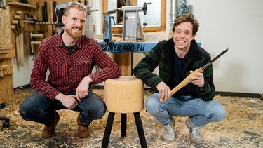 Der Holz-Check / Tobi (rechts) drechselt mit Holzkünstler Franz einen Hocker für seinen Kameramann. | Bild: BR/megaherz gmbh/Hans-Florian Hopfner