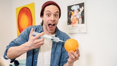Der Impf-Check / Checker Tobi übt das Impfen - an einer Orange! | Bild: BR/megaherz gmbh/Hans-Florian Hopfner